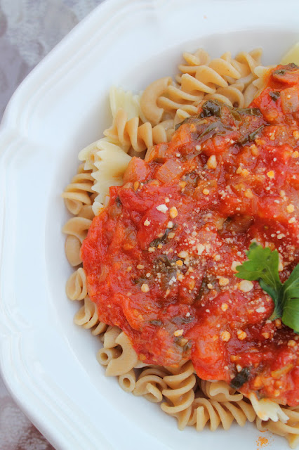 Easy Pasta Sauce Recipe: Using Fresh Tomatoes - welcometothemousehouse.com